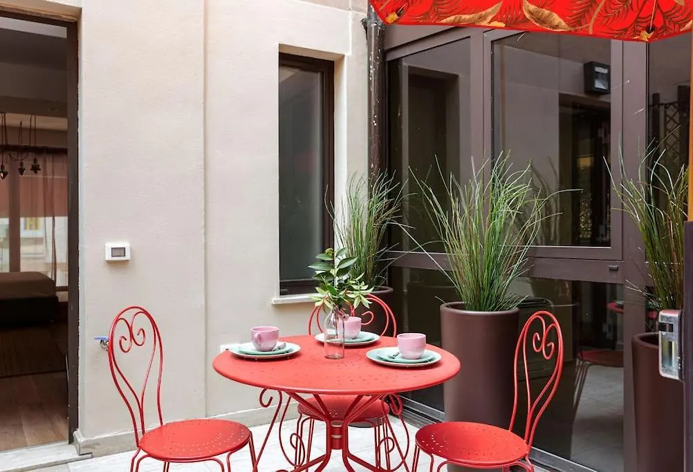 Amazing Apartment In Duomo Milan